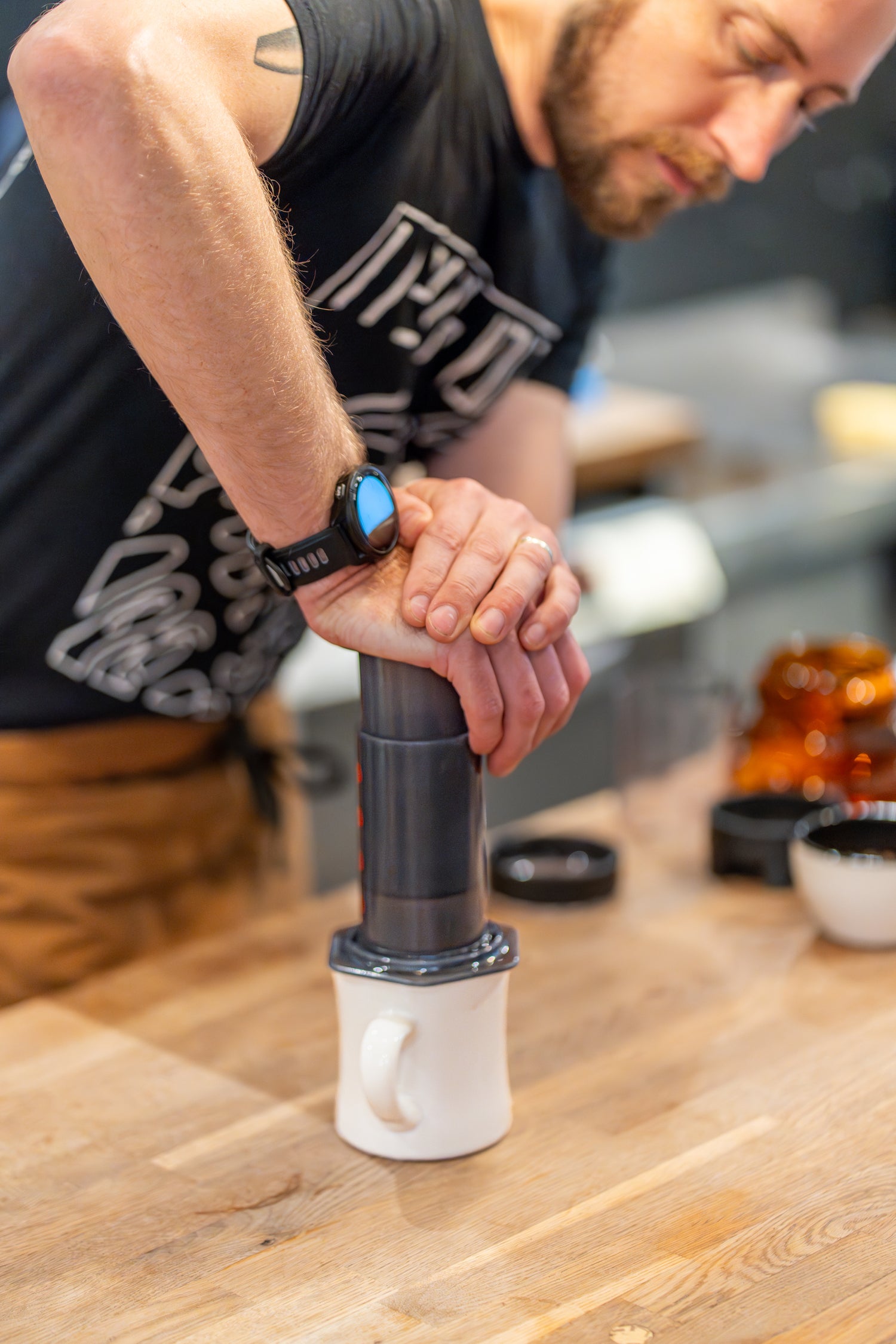 Using and Aeropress with freshly roasted coffee beans 