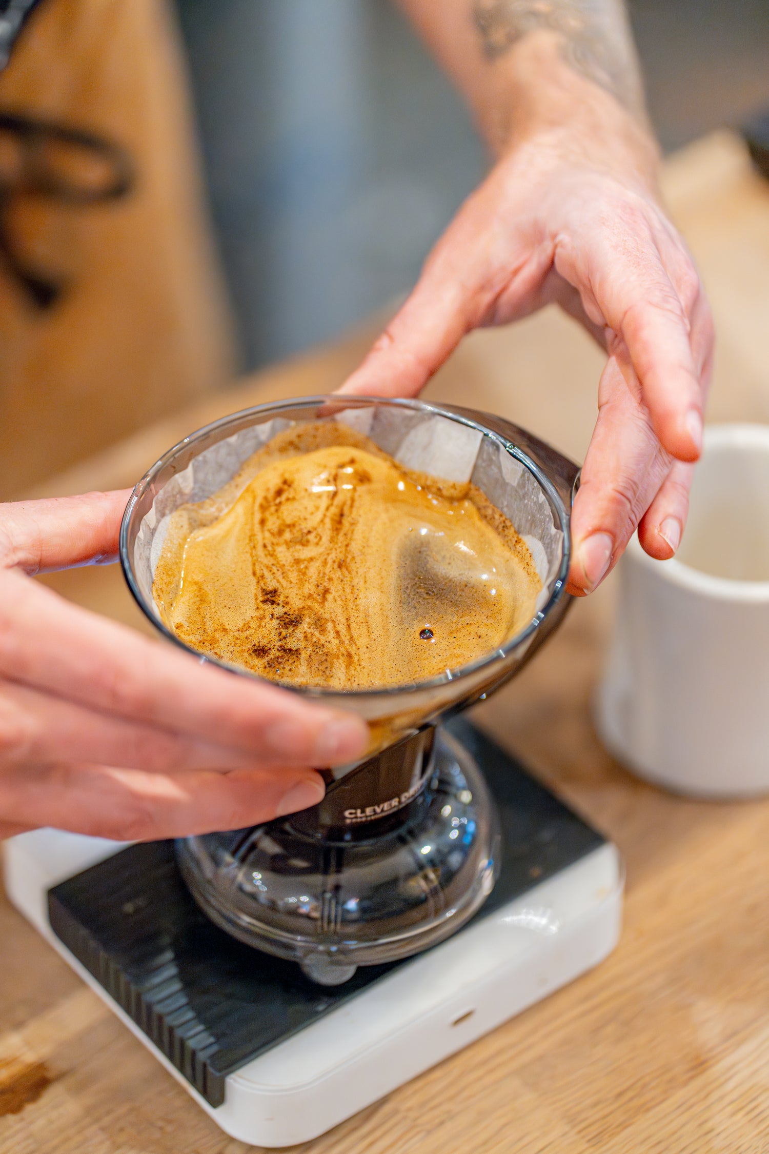 Using a Rao Spin to evenly distribute speciality coffee in the Clever Dripper